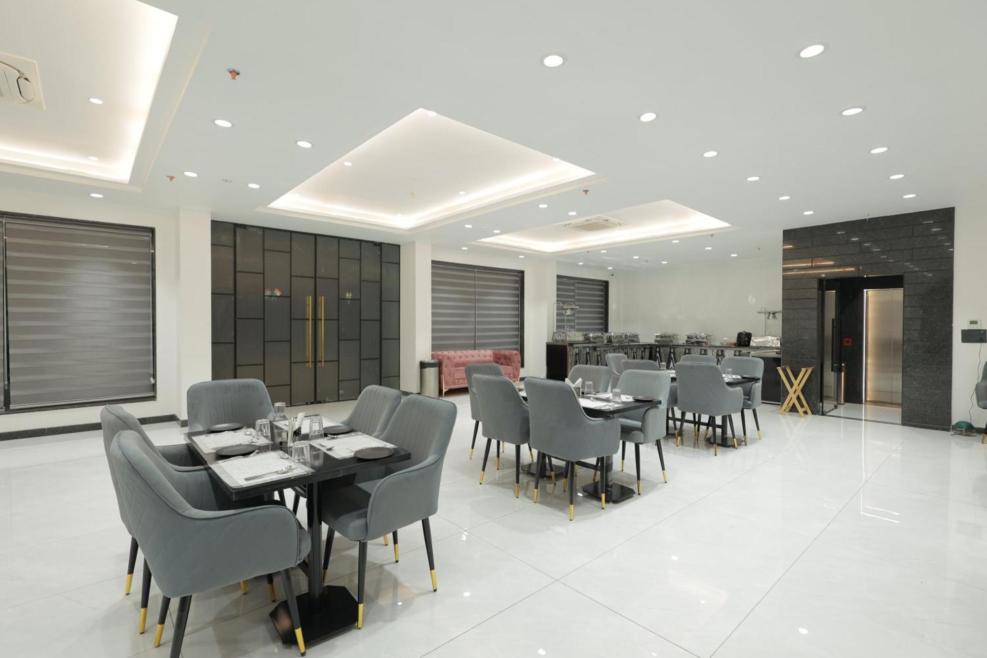 Snj Taj Grand Hotel