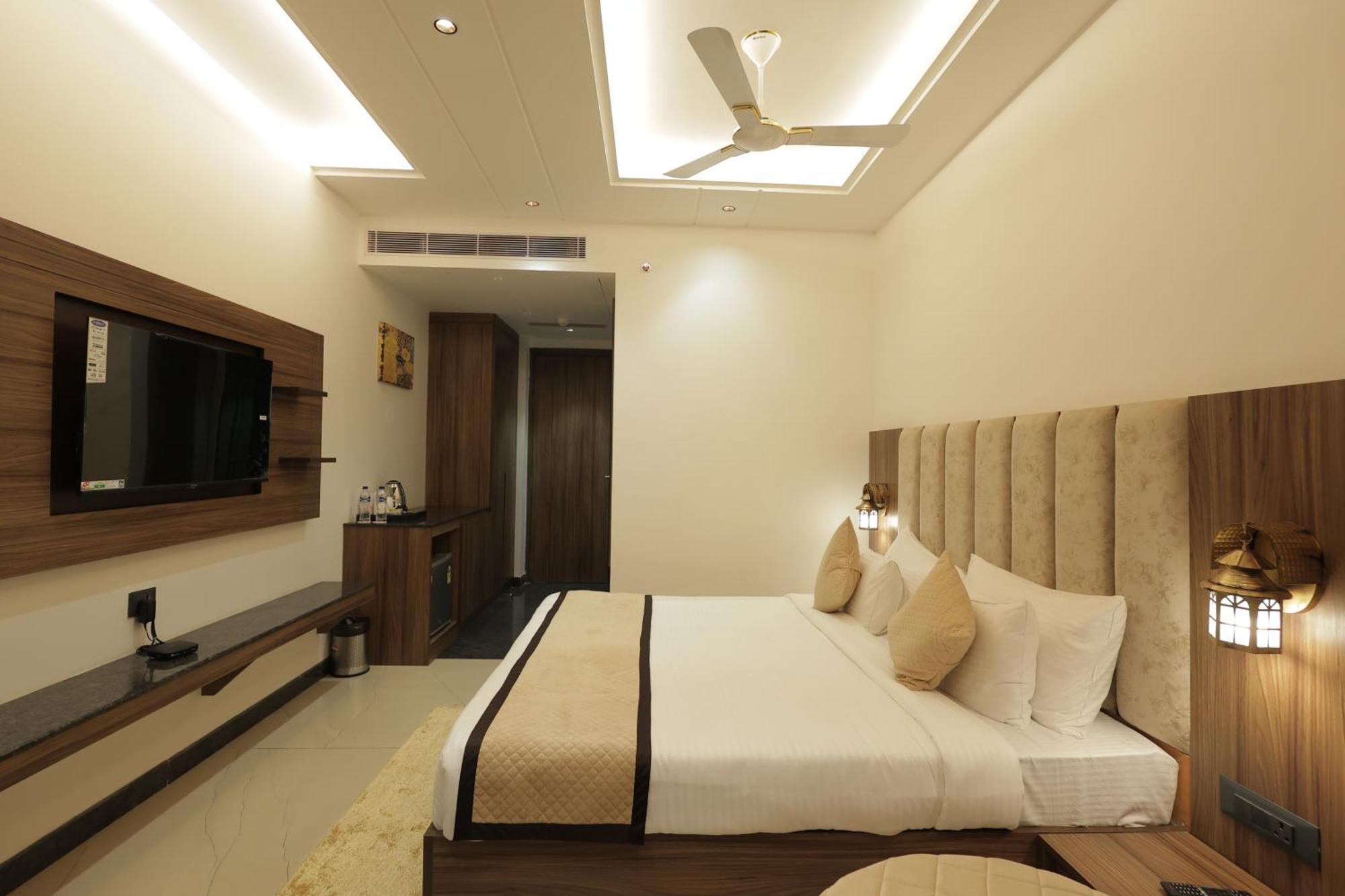 Snj Taj Grand Hotel